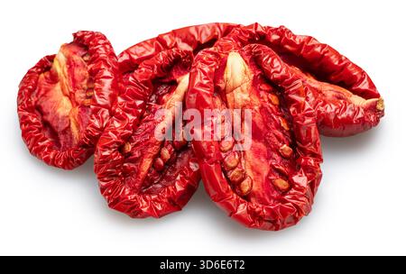 Moitiés de tomates prunes séchées au soleil sur fond blanc. Le fichier contient un chemin de détourage. Banque D'Images