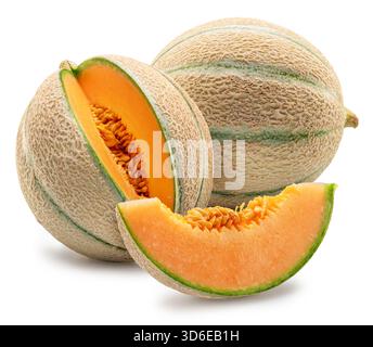 Melon cantaloup isolé avec tranche de melon isolé sur fond blanc. Le fichier contient un chemin de détourage. Banque D'Images