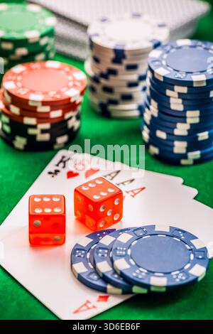 Pile de jetons et de cartes sur une table - concept de jeu de poker Banque D'Images
