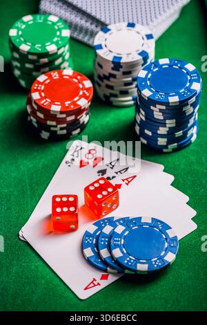 Pile de jetons et de cartes sur une table - concept de jeu de poker Banque D'Images