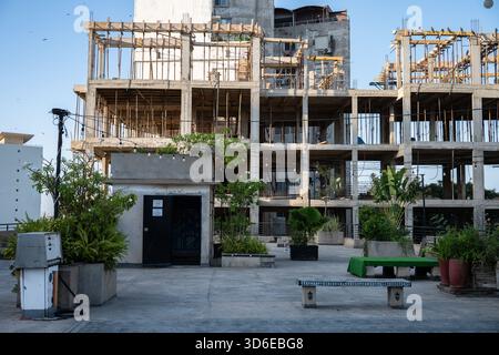 Un bâtiment en construction dans le centre de Dakar, dans le quartier du plateau de Dakar, Sénégal, le 6 novembre 2025. - 06/11/2025 - Sénégal / Dakar / Ile de Goree - Nicolas Remene / le Pictorium Banque D'Images