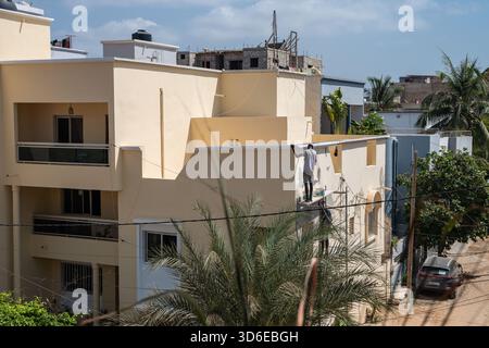 Un peintre repeint la façade d’un bâtiment du quartier Mamelles de Dakar, Sénégal, le 7 novembre 2025. - 07/11/2025 - Sénégal / Dakar / Ile de Goree - Nicolas Remene / le Pictorium Banque D'Images