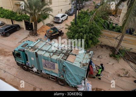 Un camion de collecte des ordures récupère les ordures des bâtiments environnants et les déchets collectés par le GIE (Groupe d’intérêt économique) dans le district de Mamelles à Dakar, Sénégal, le 10 novembre 2025. - 10/11/2025 - Sénégal / Dakar / Ile de Goree - Nicolas Remene / le Pictorium Banque D'Images