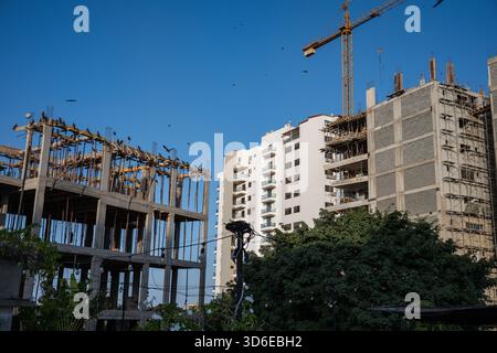 Un bâtiment en construction dans le centre de Dakar, dans le quartier du plateau de Dakar, Sénégal, le 6 novembre 2025. - 06/11/2025 - Sénégal / Dakar / Ile de Goree - Nicolas Remene / le Pictorium Banque D'Images