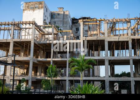 Un bâtiment en construction dans le centre de Dakar, dans le quartier du plateau de Dakar, Sénégal, le 6 novembre 2025. - 06/11/2025 - Sénégal / Dakar / Ile de Goree - Nicolas Remene / le Pictorium Banque D'Images