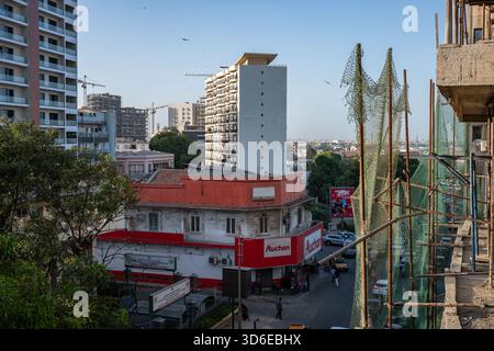 Un bâtiment en construction dans le centre de Dakar, dans le quartier du plateau de Dakar, Sénégal, le 6 novembre 2025. - 06/11/2025 - Sénégal / Dakar / Ile de Goree - Nicolas Remene / le Pictorium Banque D'Images