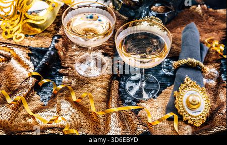 Table de vacances élégante avec coupe à champagne pour les fêtes de fin d'année Banque D'Images