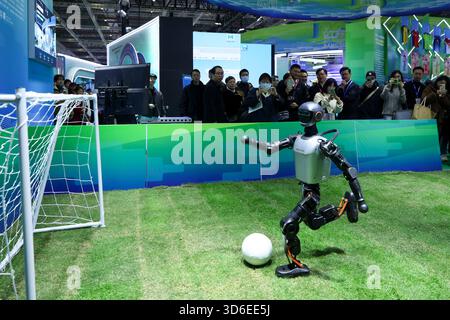 Shanghai. 20 novembre 2025. Un robot jouant au football est photographié dans une zone d'exposition de la province du Jiangsu, dans l'est de la Chine, lors de la 6ème exposition internationale des industries culturelles du delta du Yangtsé à Shanghai, dans l'est de la Chine, le 20 novembre 2025. Couvrant une superficie de 80 000 mètres carrés, l'expo a débuté jeudi à Shanghai, avec plus de 1 500 exposants participants. Crédit : Wang Xiang/Xinhua/Alamy Live News Banque D'Images