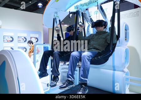Shanghai. 20 novembre 2025. Les visiteurs essaient des appareils VR dans une zone d'exposition de Shanghai lors de la 6ème exposition des industries culturelles internationales du delta du fleuve Yangtsé à Shanghai, dans l'est de la Chine, le 20 novembre 2025. Couvrant une superficie de 80 000 mètres carrés, l'expo a débuté jeudi à Shanghai, avec plus de 1 500 exposants participants. Crédit : Wang Xiang/Xinhua/Alamy Live News Banque D'Images