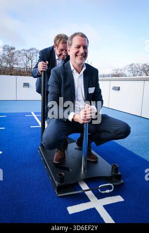 20 novembre 2025, Hambourg : Christian Gerloff (à gauche), directeur médical et président du conseil d'administration du Centre médical universitaire Hamburg-Eppendorf (UKE), pousse Götz Welsch, directeur médical de l'Athleticum et médecin-chef de l'équipe Hamburger SV, sur un traîneau à l'ouverture de l'Athleticum am Volkspark. Après des années de travaux de planification et de construction, l’Athleticum am Volkspark a été officiellement inauguré jeudi. Le nouveau centre offre environ 5 000 mètres carrés de diagnostic, de thérapie, de réadaptation et de prévention à la pointe de la technologie pour les athlètes professionnels et récréatifs. Photo : Christian Chari Banque D'Images