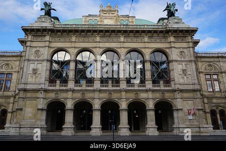 Vue sur la rue sur la façade de l'entrée principale de l'Opéra d'État de Vienne (Wiener Staatsoper), un opéra historique sur Ringstraße, Vienne, Autriche Banque D'Images