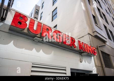 Gros plan de l'enseigne du restaurant Burger King sur le mur extérieur, San Francisco, Californie, 19 août 2025. (Photo Smith Collection/Gado/Sipa USA) Banque D'Images