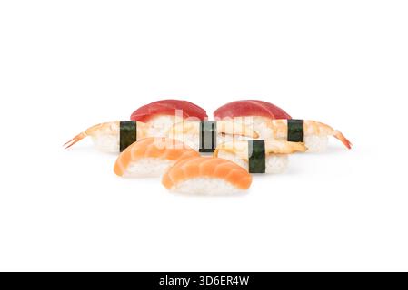 Une gamme visuellement attrayante de types de sushis, y compris les crevettes, le thon, l'anguille et le saumon, soigneusement disposés sur un fond blanc foncé pour mettre en valeur le i frais Banque D'Images