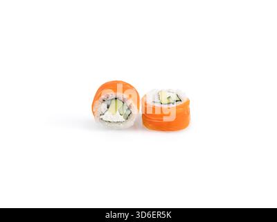Deux rouleaux de sushi au saumon fraîchement préparés, farcis de concombre, avocat, fromage à la crème et riz, sur fond blanc pour souligner les contrastes de couleur Banque D'Images