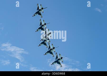Des avions Thunderbirds effectuant des acrobaties aériennes de précision dans le ciel au Chicago Air & Water Show. Banque D'Images