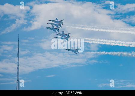 Des avions Thunderbirds effectuant des acrobaties aériennes de précision dans le ciel au Chicago Air & Water Show. Banque D'Images