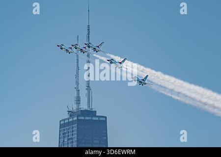 Des avions Thunderbirds effectuant des acrobaties aériennes de précision dans le ciel au Chicago Air & Water Show. Banque D'Images
