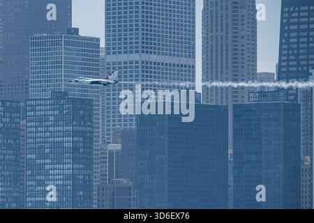 Des avions Thunderbirds effectuant des acrobaties aériennes de précision dans le ciel au Chicago Air & Water Show. Banque D'Images