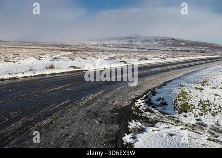 Routes glacées Dartmoor en hiver Banque D'Images