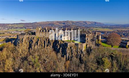 Stirling Castle Scotland forteresse sur la roche volcanique et vue sur Wallace Monument et collines lointaines Banque D'Images