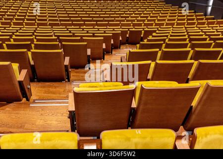 Gros plan de sièges jaunes dans un Music-hall vide avec des escaliers entre les rangées. Théâtre et arts de la scène Banque D'Images