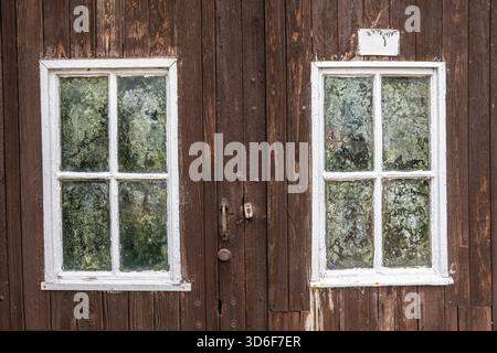 Fenêtres dans les portes en bois, Porthdinllaen, Lleyn Peninsula, pays de Galles, Royaume-Uni Banque D'Images