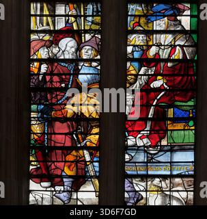 Vitrail, du procès de Jésus par le gouverneur romain Ponce Pilate, dans la chapelle chrétienne tudor du King's College, Cambridge. Banque D'Images