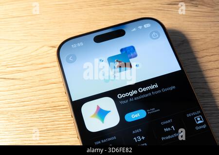 Ostrava, Tchéquie - 20 novembre 2025 : Apple App Store avec l'application mobile Google Gemini chatbot à installer Banque D'Images