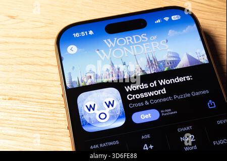 Ostrava, Tchéquie - 26 février 2025 : App Store avec Words of Wonders Crossword puzzle application mobile à installer sur l'appareil iOS Banque D'Images