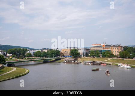 Vue aérienne du pont Dębnicki sur la Vistule, premier pont rencontré lors d'une croisière sur la Vistule qui commence près du château de Wawel à Cracovie, en Pologne. Banque D'Images