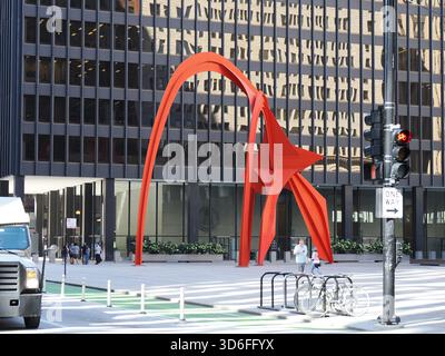 Chicago, il - 16 septembre 2025 : sculpture 'Flamingo' d'Alexander Calder située au Federal Center plaza dans le Loop. Banque D'Images