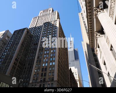 Chicago, il - 16 septembre 2025 : Willis Tower visible au-dessus de l'avant-plan dense des bâtiments historiques de la boucle commerciale. Banque D'Images