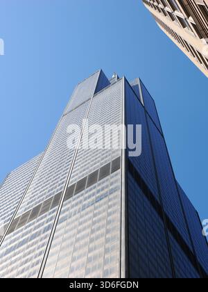 Chicago, il - 16 septembre 2025 : vue à angle bas mettant en évidence la conception modulaire étagée de la Willis Tower. Banque D'Images