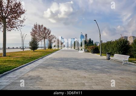 Vue panoramique sur le boulevard Bakou, Azerbaïdjan, avec les lignes directrices de la promenade orientant le regard vers la ville moderne et la mer Caspienne. Banque D'Images