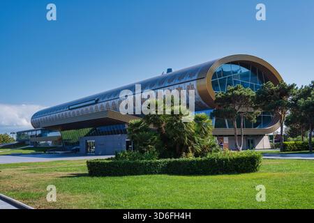 Musée national unique du tapis à Bakou, Azerbaïdjan. Architecture moderne en forme de tapis roulé sur une pelouse verte sous un ciel bleu clair. Bakou Azerbaïdjan Banque D'Images