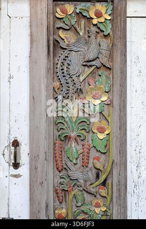 Fermez la vieille porte en bois de sculpture avec la couleur sculpturale, porte de sculpture en bois. Banque D'Images