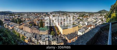 Une vue panoramique de Salzbourg depuis le Kapuzinerberg au bout du Klettersteig. Banque D'Images