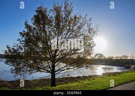 La rivière Mersey à Widnes Spike Island avec le vieux pont Queensway sur la rivière Mersey en arrière-plan. Banque D'Images