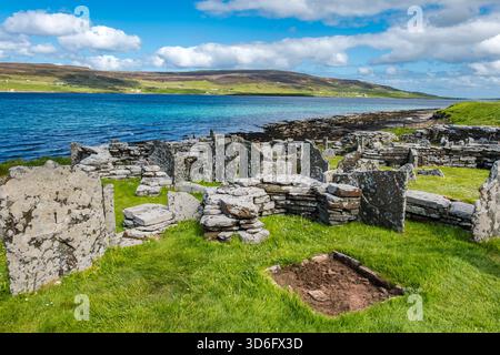 Colonie Pictish de l'âge de fer, Broch of Gurness avec vue sur l'île Rousay, Orcades, Écosse, Royaume-Uni Banque D'Images
