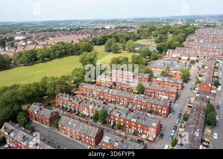 Photo aérienne par drone du village de Beeston à Leeds West Yorkshire montrant un parc britannique typique le long des rangées latérales de maisons en terrasse des années 1940, routes an Banque D'Images