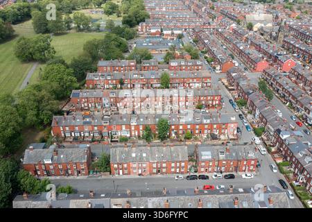 Photo aérienne par drone du village de Beeston à Leeds West Yorkshire montrant un parc britannique typique le long des rangées latérales de maisons en terrasse des années 1940, routes an Banque D'Images