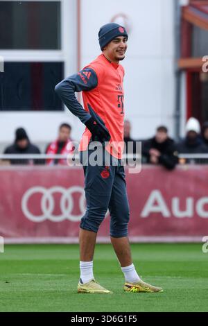 Aleksandar Pavlovic (FC Bayern Munich, #45), GER, entraînement public, FC Bayern Munich, Football, saison 2025/2026, 20.11.2025, photo : Eibner Press photo/Jenni Maul Banque D'Images