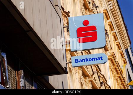 Ceska sporitelna de Vienne logo de la société bancaire Erste Group sur le bâtiment du siège le 19 novembre 2025 à Prague, République tchèque. Banque D'Images