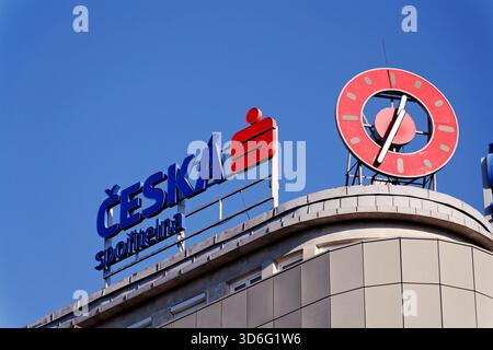 Ceska sporitelna de Vienne logo de la société bancaire Erste Group sur le bâtiment du siège le 19 novembre 2025 à Prague, République tchèque. Banque D'Images