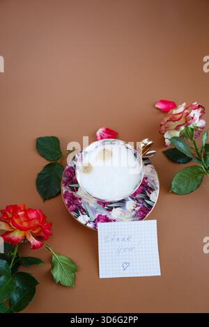 gratitude, roses et une élégante tasse de café. Banque D'Images