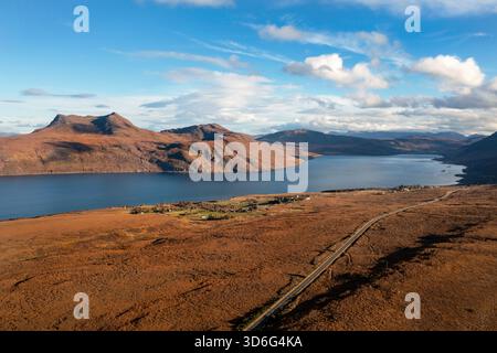 Un drone a tourné vers le nord au-dessus de la route principale A832 menant à la colonie de Durnamuck, près de Dundonnell. Little Loch Broom Banque D'Images