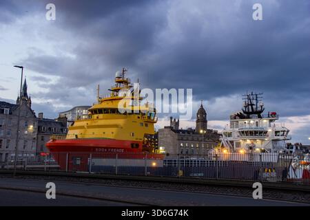 Aberdeen, Écosse – 27 février 2025 : L’Edda Frende, un navire d’approvisionnement offshore norvégien amarré pour le ravitaillement dans le port d’Aberdeen un soir. Banque D'Images