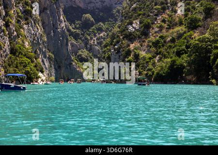 Gorges du Verdon, France - 24 juin 2025 : les touristes explorent les gorges du Verdon en pédalos, kayaks et pédalos. Un endroit idéal pour des vacances actives Banque D'Images