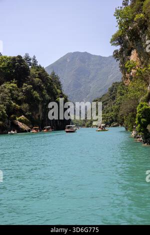 Gorges du Verdon, France - 24 juin 2025 : les touristes explorent les gorges du Verdon en pédalos, kayaks et pédalos. Un endroit idéal pour des vacances actives Banque D'Images