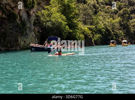 Gorges du Verdon, France - 24 juin 2025 : les touristes explorent les gorges du Verdon en pédalos, kayaks et pédalos. Un endroit idéal pour des vacances actives Banque D'Images